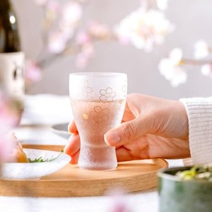 Ensembles de tasses à saké à motif de fleurs de cerisier fabriqués au Japon de deux ensembles de paires de verres à saké Sakura de qualité supérieure en verrerie - Product Image 3