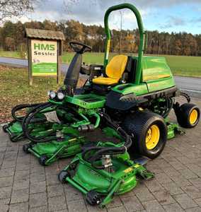Tondeuse à gazon John Deer, machine compacte de coupe d'herbe, conception durable pour l'aménagement paysager, le jardinage et les champs agricoles - Product Image 1