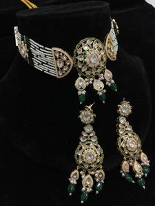 Exquisito conjunto de joyas de mosenita Kundan, collar y pendientes llamativos diseñados para bodas, recepciones y grandes eventos - Product Image 4