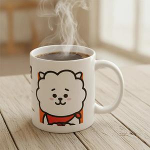 Tazza in ceramica bianca con design BT21 a forma di cartone animato con sciarpa rossa, per caffè o tè - Product Image 4