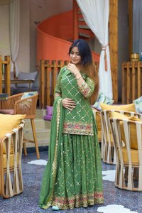 Nuevo Conjunto de Fiesta Indio-Pakistaní de Diseñador: Top, Sharara, Plazzo y Dupatta - Elegante, Reversible, Diseño Moderno, Seda Chinon Pesada - Product Image 4