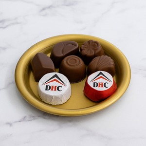 Le plateau décoratif en métal de couleur or est parfait pour présenter des chocolats, des bonbons et des délices avec style et sophistication - Product Image 3