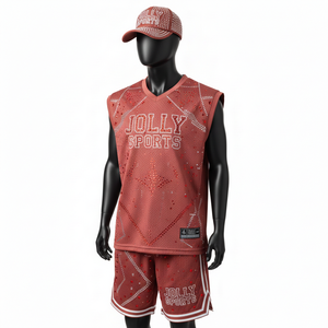 Ensemble short de basketball pour homme, respirant, en maille polyester 180 GSM, design à panneaux rouges, strass thermocollés, logo personnalisé. - Product Image 4