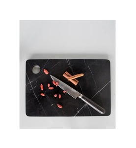 Elegante tabla de cortar de mármol con acabado duradero, ideal para encimeras de cocina modernas, platos para servir y preparación de alimentos - Product Image 1