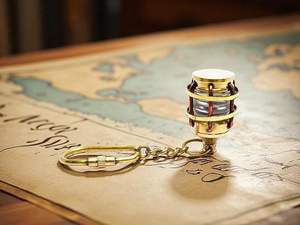 Llavero de latón pulido estilo vintage con linterna náutica, colgante de linterna marítima antigua, llavero de lámpara marítima, colgante de linterna de barco mini hecho a mano - Product Image 4