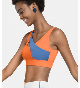 Sujetador deportivo para mujer fabricado en Pakistán, nuevo diseño, ropa de entrenamiento físico con características reversibles transpirables ligeras - Product Image 1
