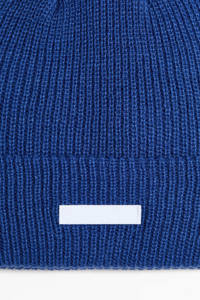 Gorro de Invierno Cálido de Punto Acanalado Azul con Logotipo Personalizado de Alta Demanda, Gorro Unisex con Dobladillo y Pequeño Aplique de Tela - Product Image 2