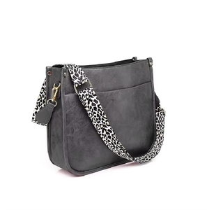 Bolsos de mensajero cruzados de piel auténtica con estilo para mujer al por mayor de Viral Industry bolsos y monederos - Product Image 5