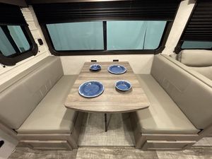 Nous vendons des caravanes Cherokee Wolf Den Pop-Up de haute qualité, pour 4 personnes, légères, en aluminium, avec auvent, pour le camping moderne. - Product Image 2