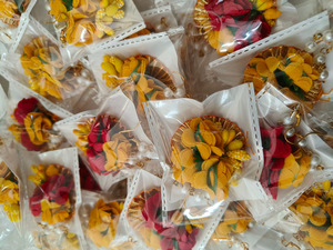 Bijoux ethniques traditionnels faits à la main, écologiques, floraux assortis, Maang Tikka, accessoires de mariée, accessoires de demoiselle d'honneur, pour Haldi et Mehndi - Product Image 4