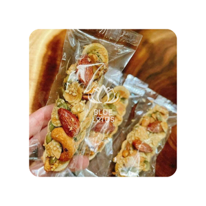 Pastel de Frutos Secos Mixtos Ligero y Dulce - Product Image 1