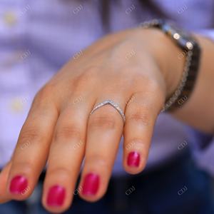 Milgrain Setting V Shaped Moissanite Wedding Band 14K Solid White Gold Bague de mariage faite à la main Bande d'empilage GRA Certified Diamond - Product Image 3