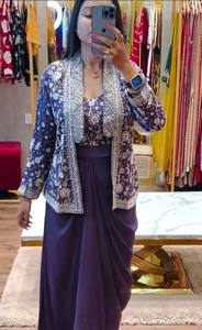 Colección Indo Western de diseñador de boutique indio con trabajo de bordado en tela de Chinon pesado para ropa de fiesta de mujer - Product Image 2