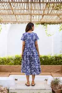 Robe bohème Alohi, fabriquée à la main, en coton pur, imprimée à la main, à motifs floraux, décontractée, occasionnelle, bleu et blanc, mode éthique - Product Image 5