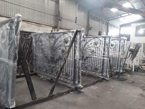 Portails de luxe classiques de style victorien en fer forgé, anti-effraction, grand entrée, double porte, finition patine noire antique - Product Image 6