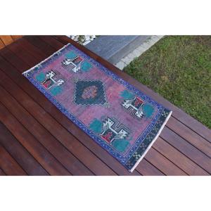 Alfombra de 1.7x3.5 pies, alfombra turca vintage, alfombra con motivos de plantas y árboles en azul y rojo - Product Image 3