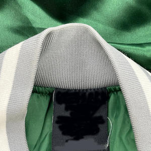 แจ็คเก็ตวาร์ซิตี้คอตั้งกันน้ำ ปักลายคุณภาพสูง สไตล์สตรีทแวร์ บุขนแกะสำหรับฤดูหนาว หนังบอมเบอร์ ลายตัวอักษร สำหรับผู้ชาย - Product Image 4