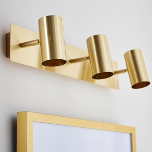 โคมไฟติดผนังโลหะที่ทันสมัยพร้อมรูปลักษณ์ที่เพรียวบางเพื่อเพิ่มแสงร่วมสมัยและเสน่ห์ที่ซับซ้อนให้กับทุกห้อง - Product Image 5