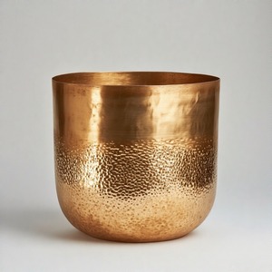 Maceta brillante con acabado de martillo completo con brillo real diseñada en aluminio fundido para un estilo interior o contemporáneo - Product Image 6