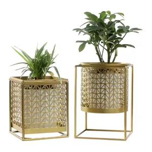 Jardinière antique moderne en métal poli avec support d'inspiration vintage pour les projets de cadeaux et de décoration intérieure chic - Product Image 1