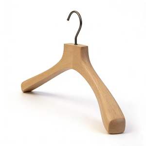 Cintres écologiques en bois de hêtre brut avec crochet noir mat pour l'affichage de vêtements de luxe en boutique - Product Image 2