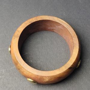 Brazalete de madera natural hecho a mano con remaches de latón pulido, estilo punk, brazalete artesanal de madera, joyería de moda. - Product Image 6