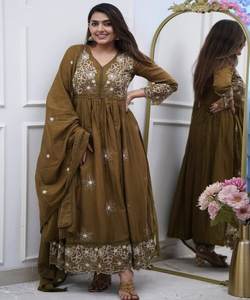 Opulento satén Salwar Kameez con impresión digital y Dupatta bordada para sofisticación estacional. - Product Image 1