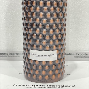 Botella de agua de cobre puro de 950ml martillada a mano con puntos. Botella de calidad a un precio razonable. IEI 5. - Product Image 4