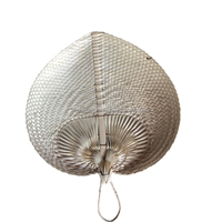 Meilleure vente à prix compétitif Ventilateur en bambou à cœur avec poignées Vente en gros 100% Ventilateur à main en raphia réutilisable écologique du Vietnam