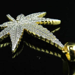 Colgante de Hoja de Diamantes Inspirado en la Naturaleza para Mujer, Cómodo de Usar a Bajo Precio, Directo del Fabricante - Product Image 1