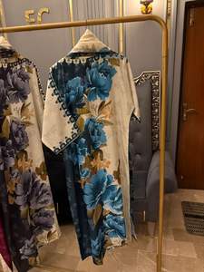 Ssumaira apporte un beau caftan floral en soie suisse avec un dupatta et un pantalon en soie - Product Image 2