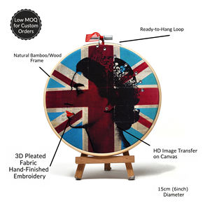 Décoration artisanale en broderie pop art sur cerceau |   Portrait de reine et d'icône rock en techniques mixtes pour la vente au détail et la décoration intérieure 15cm - Product Image 2