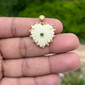 Pendentif coeur synthétique design perlé en laiton plaqué or 18 carats pendentif boucle design sculpture à la main pendentif à breloque en or brillant - Product Image 3