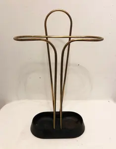 Support de rangement élégant pour parapluies en métal dans un cadre doré avec base enduite noire, parfait pour une décoration intérieure élégante. - Product Image 4