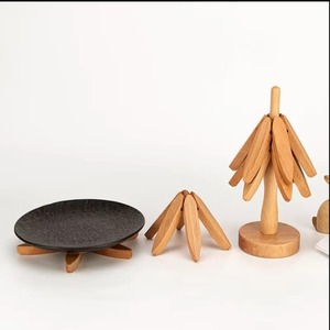 Dessous de plat chaud en forme d'arbre en bois massif avec 4 plats pliables naturels avec 1 support - Product Image 1