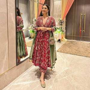 Vestido largo Anarkali rojo y verde estampado de diseñador, vestido de noche listo para usar con mangas largas - Product Image 1