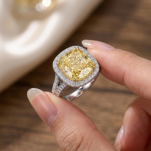 Bague pour femme LILABA ENTERPRISE en or blanc 18 carats avec diamant de laboratoire jaune fantaisie taille coussin et pierres latérales, clarté F VVS2, certifiée IGI - Product Image 2