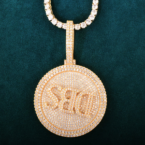 Colgante de Moneda con Inicial, Estilo Iced Out, con Moissanita VVS, Joyería Cristiana Chapada en Oro - Product Image 2