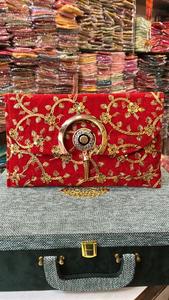 Nouveauté KUMKUM FASHIONS Sacs à bandoulière en velours brodé doré Style vintage 7x9 pouces Fermeture à cadenas Chaîne d'épaule de 48 pouces Soirée - Product Image 4