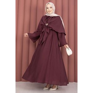 ชุดฮิญาบแบบสามชิ้นผ้าชีฟองสีพลัม พร้อมเข็มกลัดตกแต่งสุดหรูที่ด้านบน - Product Image 3