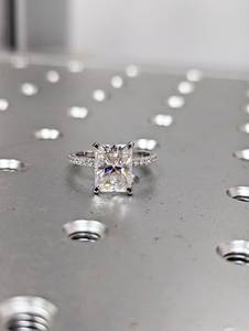 Elegante 3Ct Radiant Moissanite Diamond 18K Anillo de compromiso de oro Joyería nupcial de la boda Anillos elegantes Proveedor al por mayor - Product Image 5