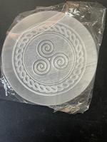 Plaque de recharge en sélénite blanche sculptée et gravée, 7-8 cm, vente en gros d'usine, ensemble cadeau en pierres précieuses de qualité supérieure, objets de collection en vrac