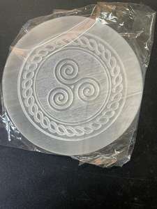 Vente en gros d'usine, plaque de charge en sélénite de forme ronde, ensemble cadeau gravé, fabriqué en pierre précieuse de qualité supérieure, provenant d'un fournisseur en gros - Product Image 5