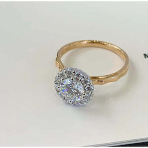 Bague de fiançailles halo pavée en diamants de laboratoire ronds 1,60 carats certifiés IGI DEF VVSVS en or jaune, bagues en diamants certifiés - Product Image 1