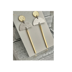 Pendientes de Latón con Superficies Texturizadas Pequeñas Austin 1920, Empaque de Cartón, Pendientes Geométricos para Ocasiones Especiales - Product Image 3