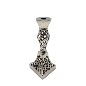 Bougeoir conique en métal de conception tendance en argent fini pour la maison et les chandelles de décoration de table de Noël - Product Image 3