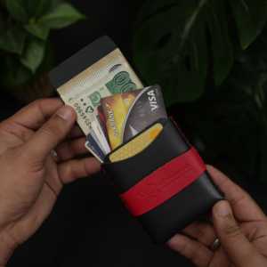 งานฝีมือหนัง WF หมายเลข กระเป๋าใส่บัตรอเนกประสงค์ 101 สีดำแดง ใช้งานได้ทั้งแบบยาวและแบบสั้น เปิด-ปิดง่าย ผลิตจากหนังวัวฟอกฝาดแบบธรรมชาติ - Product Image 3