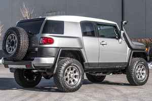 2011 T-o-y-o-t-a FJ Cruiser 2 Propriétaires, V6 Power, 4WD, Différentiel arrière verrouillable, Modifications tout-terrain - Product Image 5