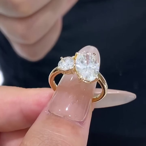 Hermoso Anillo de Compromiso Ovalado y Redondo Toi Et Moi de 2.50ct Cultivado en Laboratorio, Certificado por IGI - Product Image 4