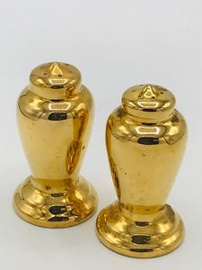 Juego de Salero y Pimentero de Latón Grabado Clásico con Cuerpo Decorativo y Bordes Redondeados Diseñado para un Estilo de Mesa Artístico - Product Image 5